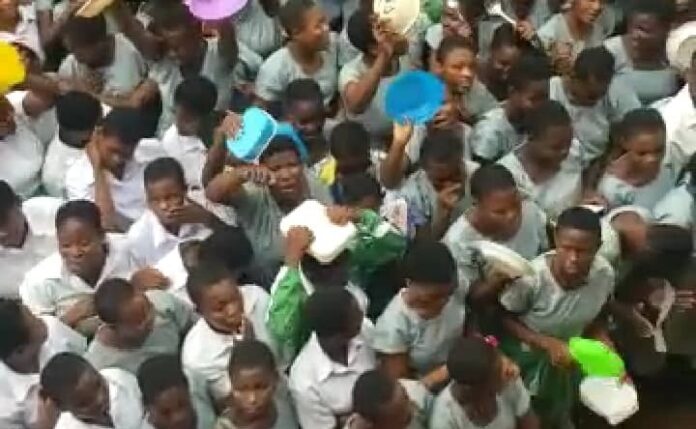 OLL STUDENTS PROTEST OVER POOR QUALITY OF FOOD