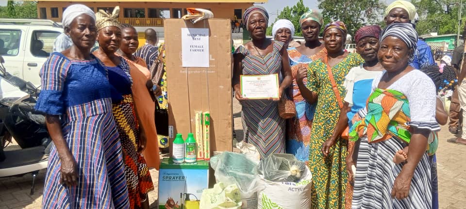 Awumbeere Janet Akupoka, 2025 Best Woman Farmer, Bolgatanga Municipality (Holding the certificate)